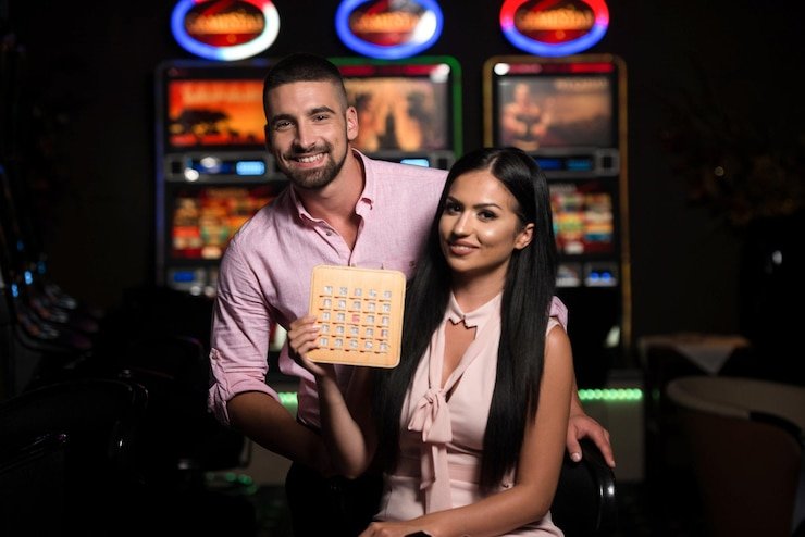 Dealer profesional Asia Gaming menyiapkan permainan blackjack di studio multi-kamera