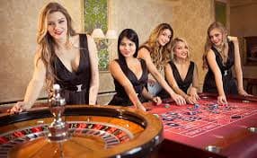 Layar perangkat mobile menampilkan sesi baccarat langsung dari rupia toto